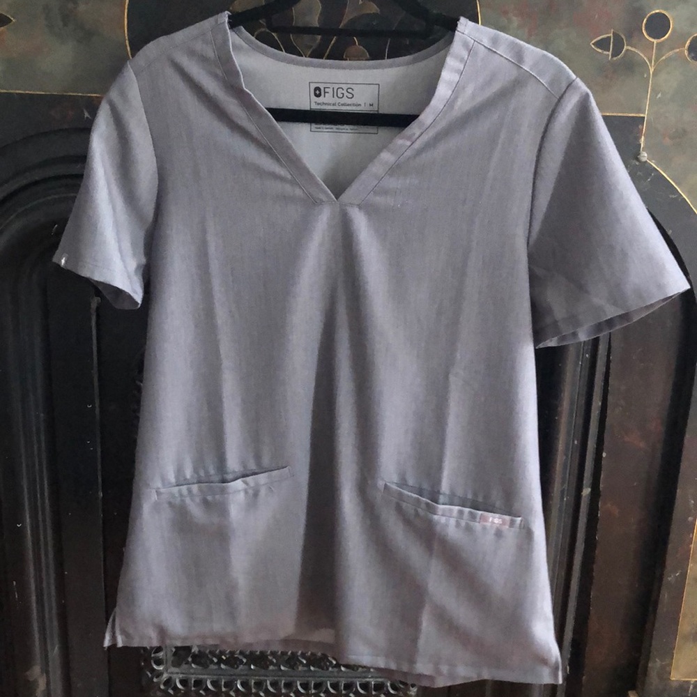 Figs 3 pocket scrub top-graphite